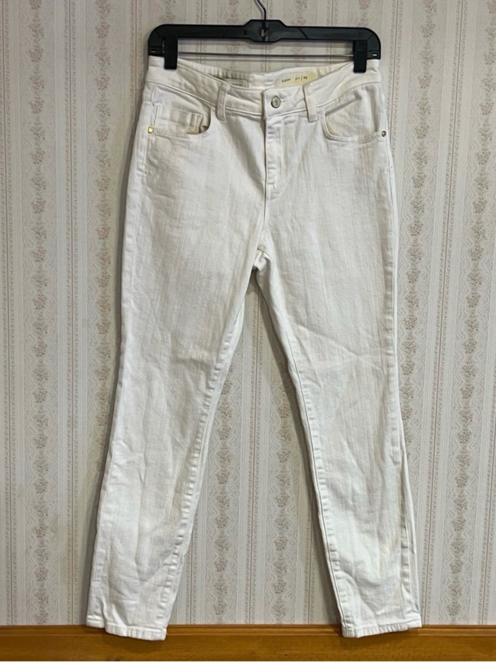 White Women's Slim Jeans - Classic High-Rise